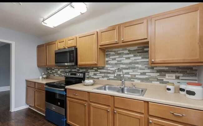 Kitchen - 105 Hill Ave