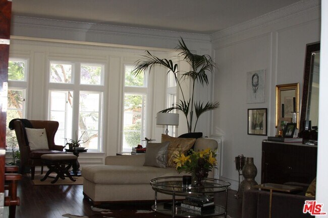 Foto del edificio - 1360 Crescent Heights Blvd