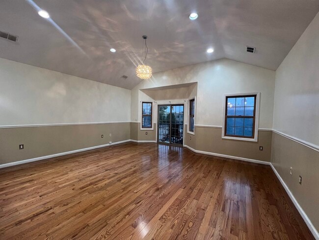 Foto del edificio - 144 Logan Ave