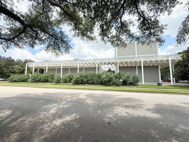 Foto del edificio - Modern 2/2.5/1 Townhome Across From The Me...