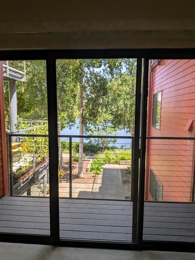 Vista al patio - 920 NW Naito Pky