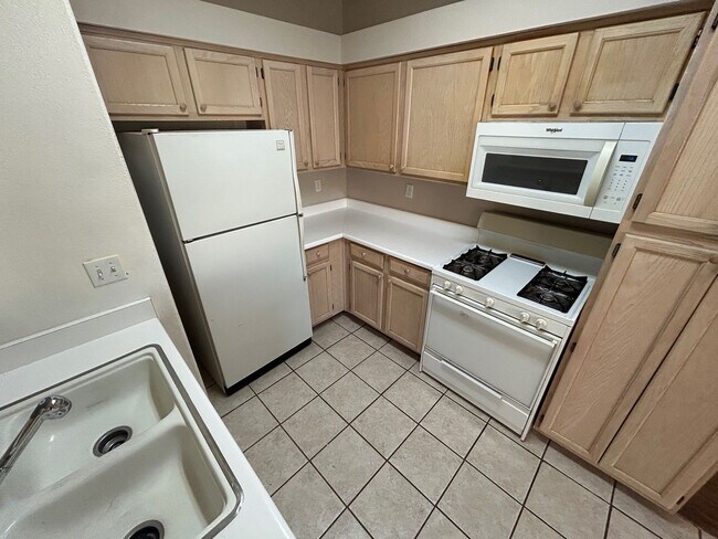 Foto del edificio - BEAUTIFUL WEST HARMON AREA CONDO LOCATED CENTRAL LAS VEGAS