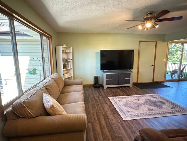Building Photo - Plymouth Twin Home, 2 Car Garage, Dishwash...