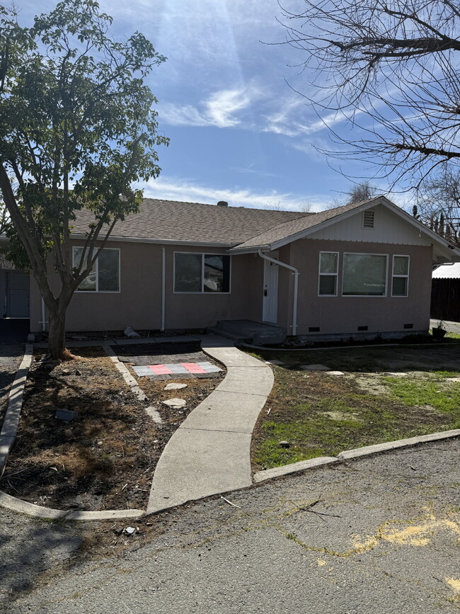 Building Photo - Charming 3-bedroom, 2-bathroom home located in the heart of Brentwood