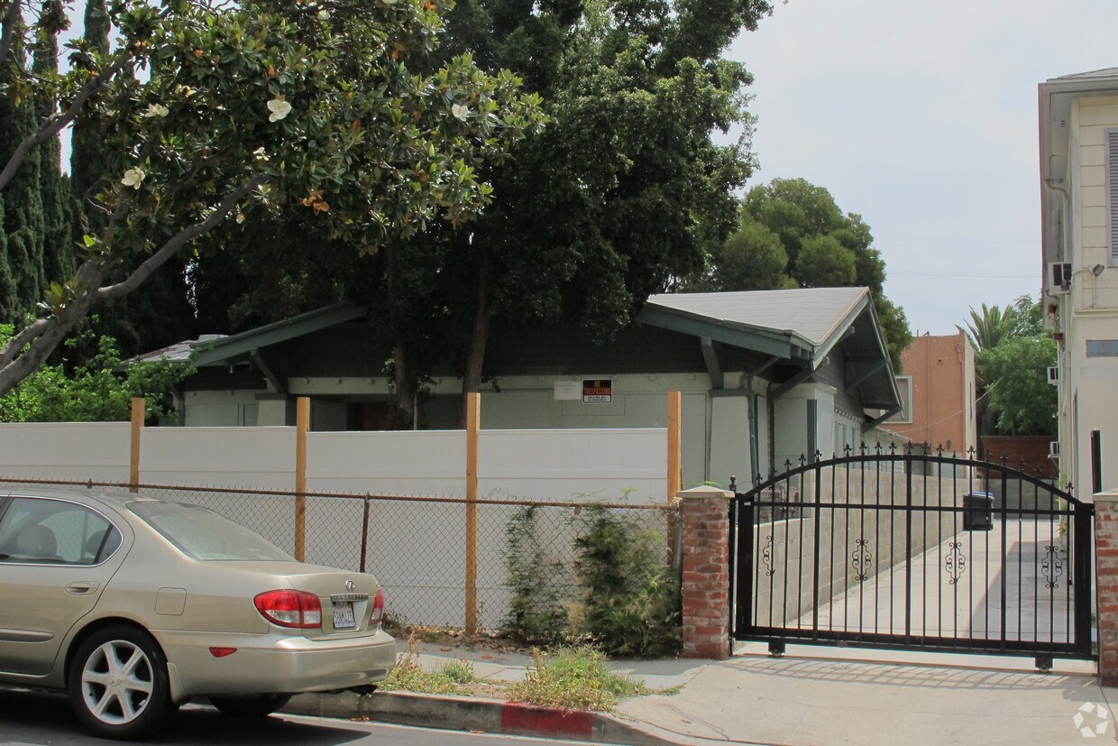 Building Photo - 1338 N Sycamore Ave