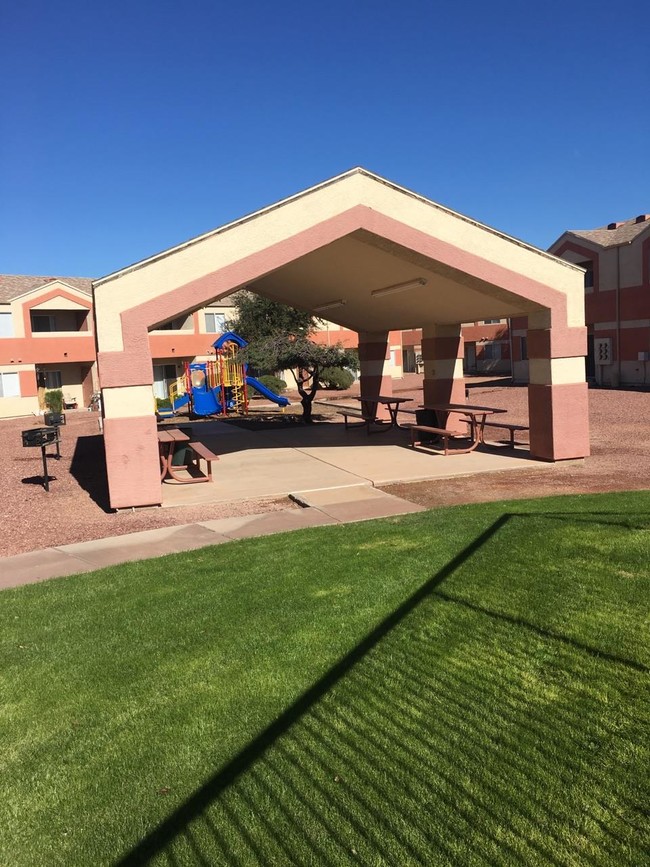 BBQ Area - Saguaro Gardens