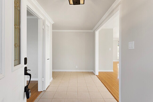 Building Photo - 1453 La Linda Dr