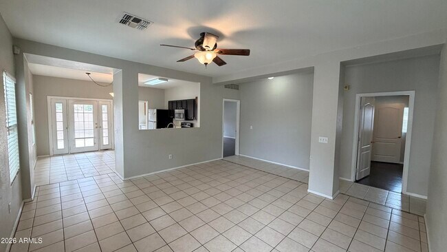 Building Photo - 689 E Springfield Pl