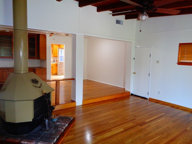 Building Photo - 2 Bedroom 1 Bath House for Rent with Centr...