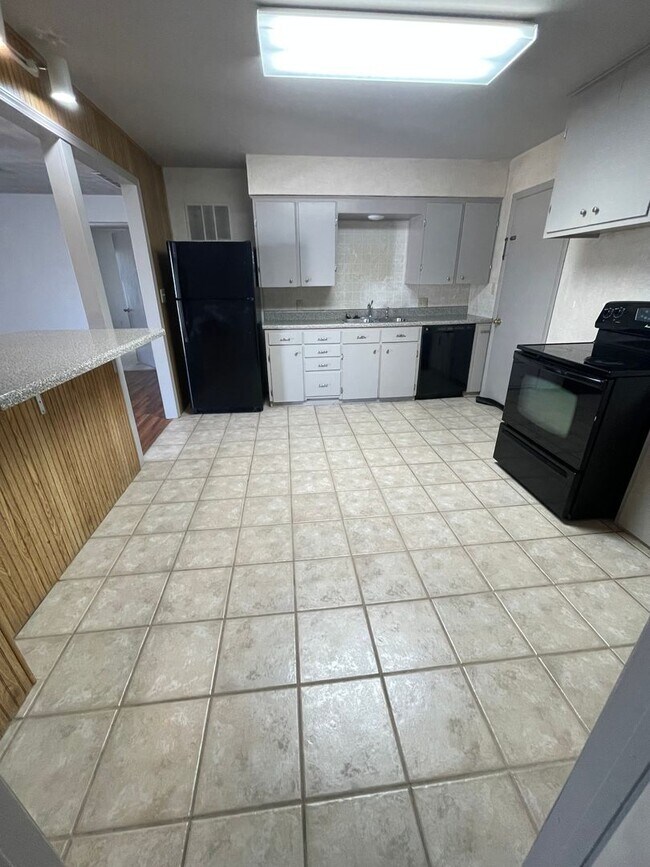 Building Photo - 3 Bedroom, 1 Bathroom House with Attached Garage
