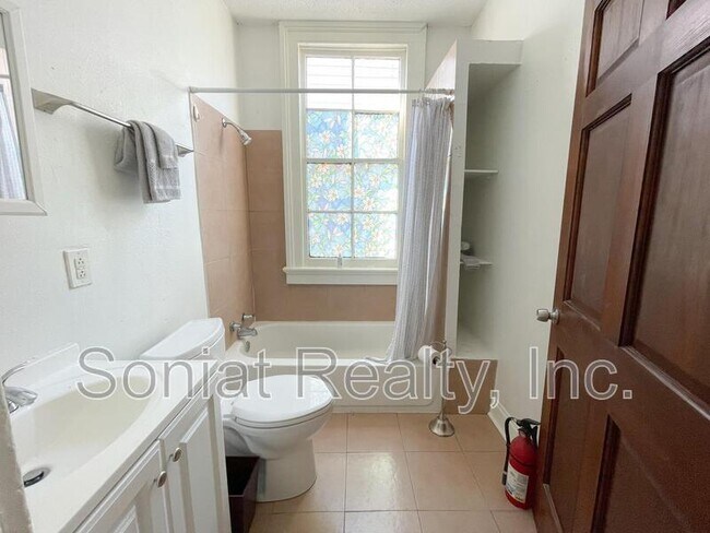 Foto del edificio - 2722 Amelia St