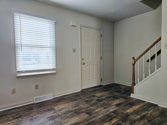 Building Photo - 88 Robinhill Dr