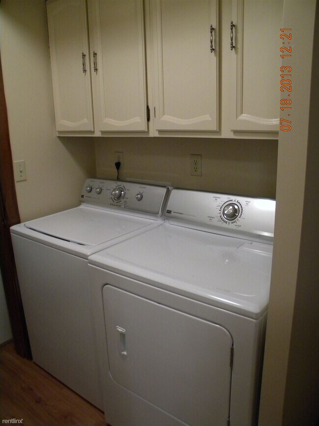 Building Photo - 2 br, 2 bath - 511 E 3rd St Apt C