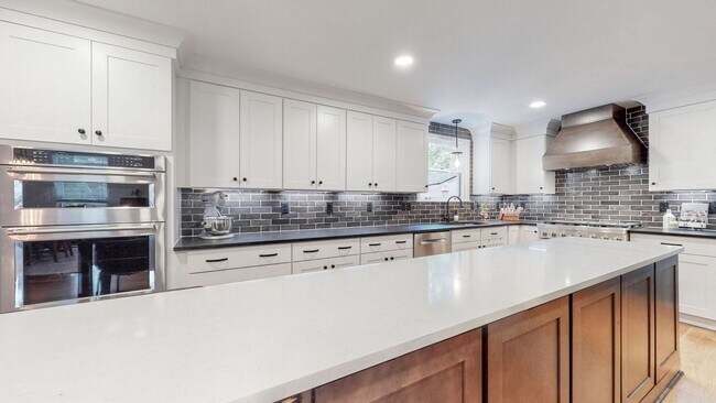 Building Photo - **RENOVATED COLONIAL ON OVER AN ACRE ZONED FOR WILLIAMSON COUNTY BRENTWOOD SCHOOLS**
