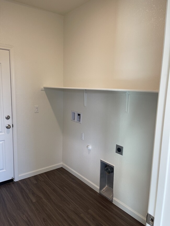 Building Photo - Brand New Manteca 5 Bedroom, 3 Bath Execut...