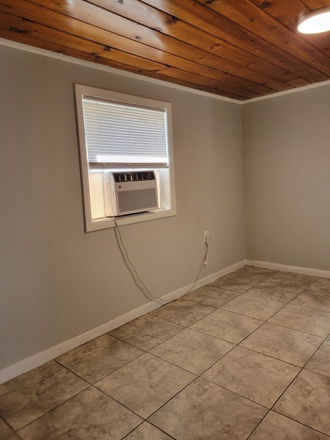 Building Photo - Three-Bedroom Home Near Lake Shipp