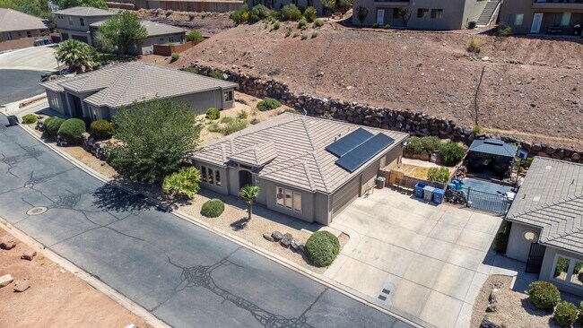 Building Photo - 1210 W Indian Hills Dr