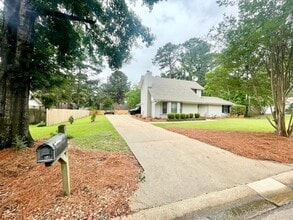 Building Photo - 453 Pine Ridge Dr
