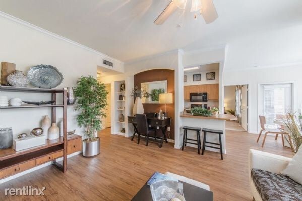 Foto del edificio - 8816 Travis Hills Dr