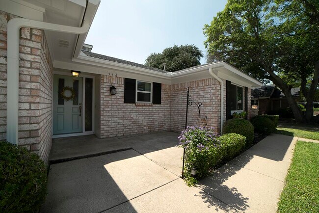 Front patio perfect for outdoor living - 716 Putter Dr
