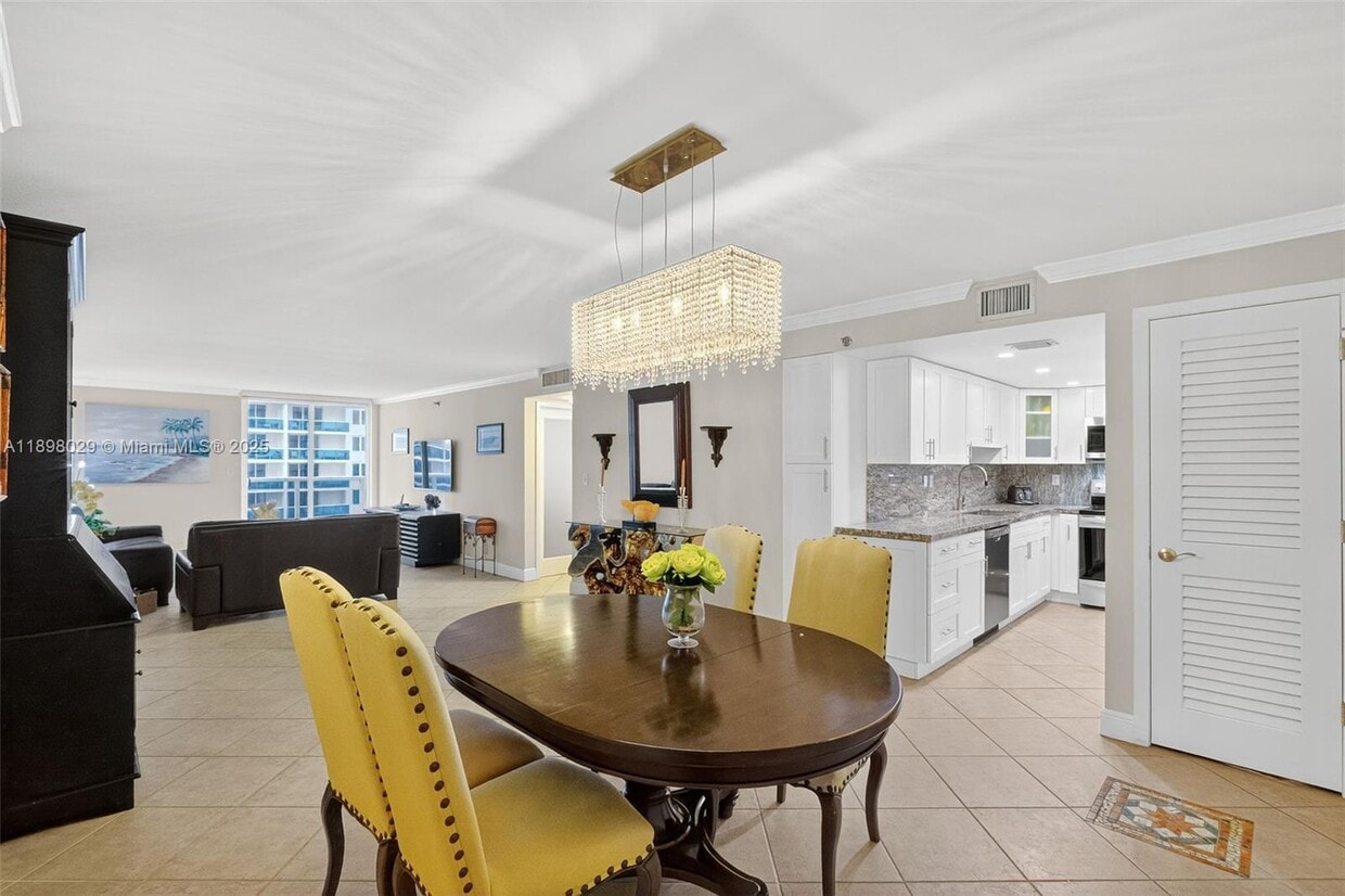 Foto principal - 2401 Collins Ave