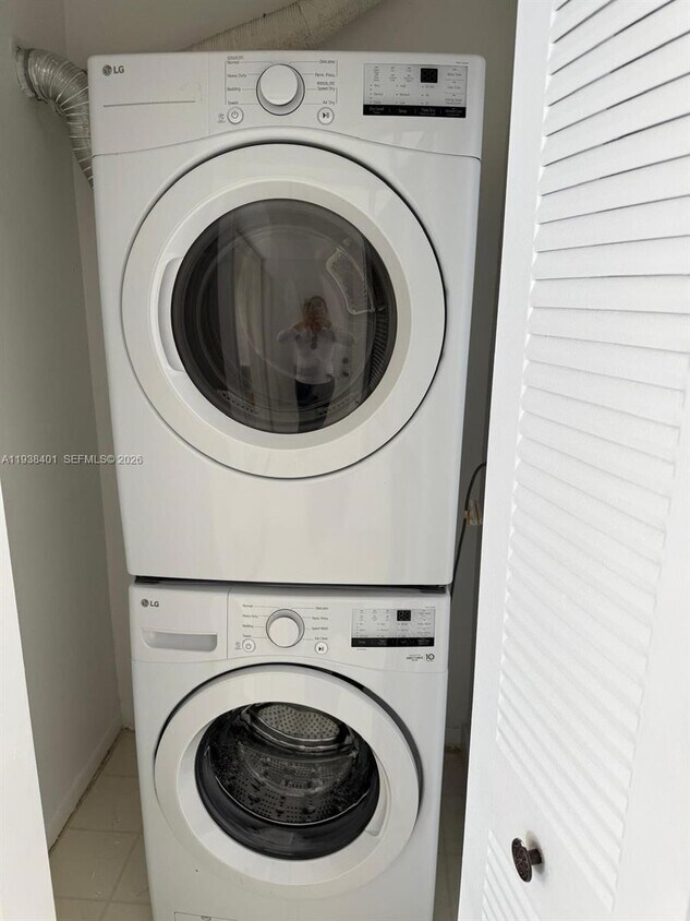 Building Photo - 9711 Fontainebleau Blvd