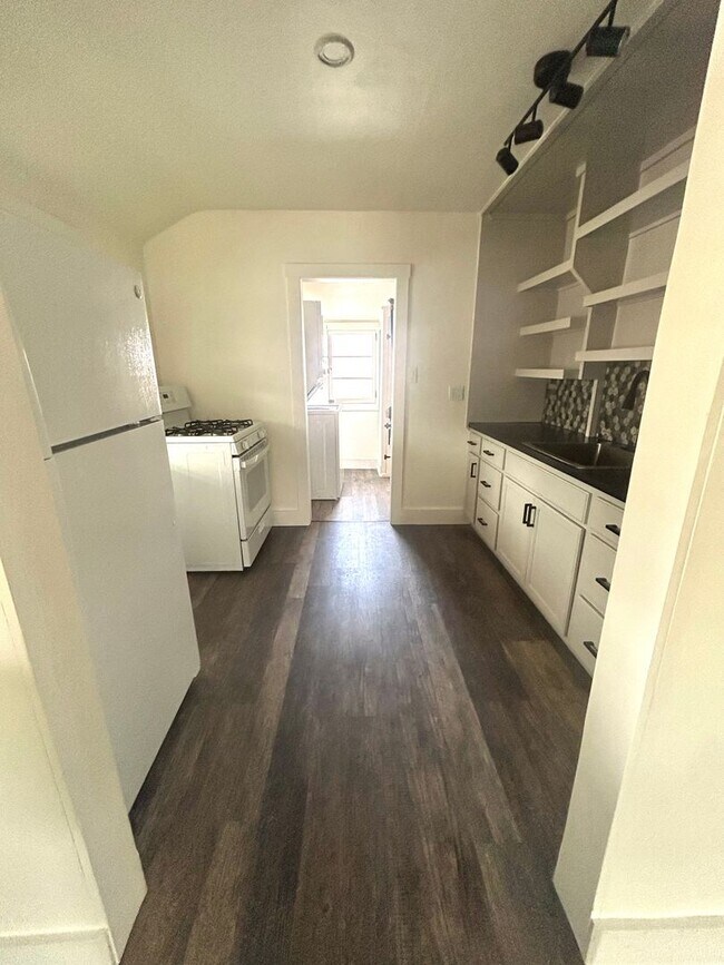 Building Photo - Newly Renovated 2 Bedroom 1 Bathroom Home