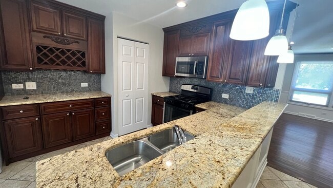 Building Photo - 3321 Hickory Ln
