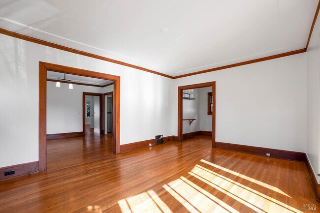 Building Photo - 1108 E 33rd St