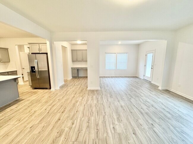 Foto del edificio - Spacious three bedroom 2 1/2 bathroom with large loft area - SPRING SPECIAL