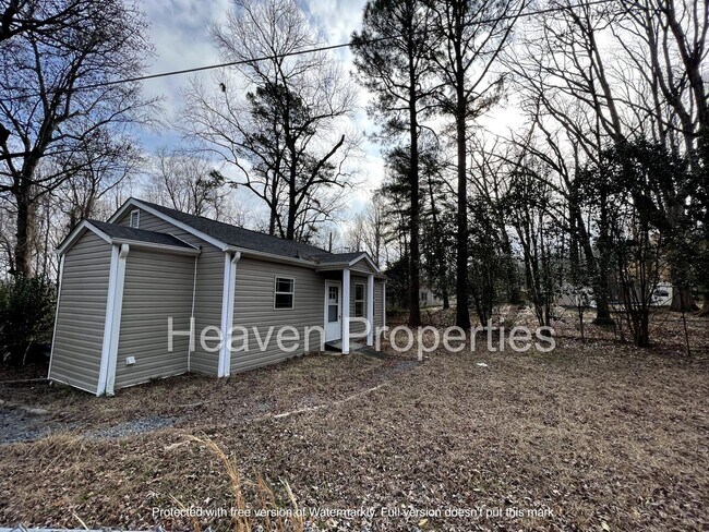 Building Photo - 1611 Summerville Rd