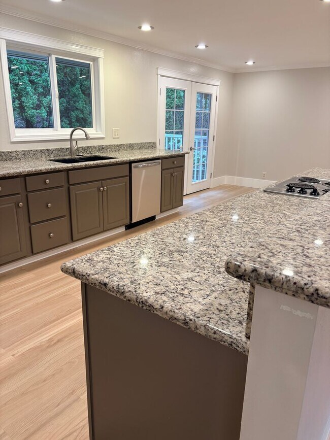 Foto del edificio - $1500 Off First Month! Remodeled Shoreline Home