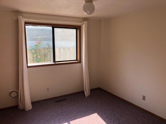 Building Photo - Well Maintained Three Bedroom Home in South Salem