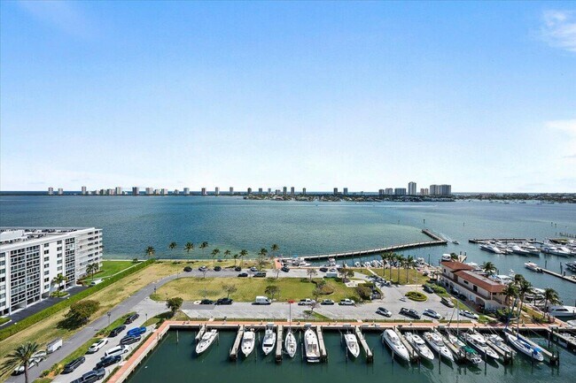 Building Photo - 220 Lake Shore Dr