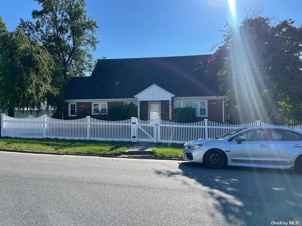 2 5th St Unit 2nd FL, Westbury, NY 11590 Room for Rent in Westbury