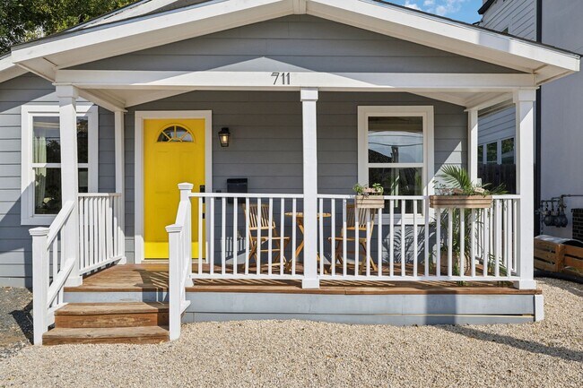 Building Photo - DARLING 2-BEDROOM MAHNCKE PARK COTTAGE