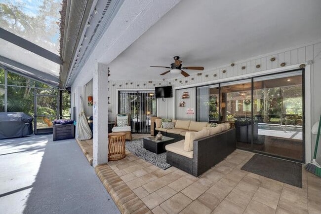 Building Photo - 1331 Normandy Cir N