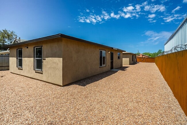 Photo - 615 S Santa Rita Ave Apartment