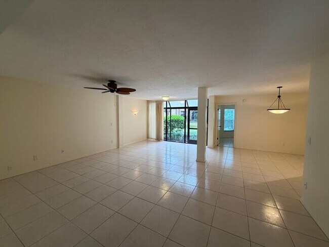 Foto del edificio - Spacious 2 Bedroom, 2 Bathroom Condo in Gated Lake Pineloch Village!