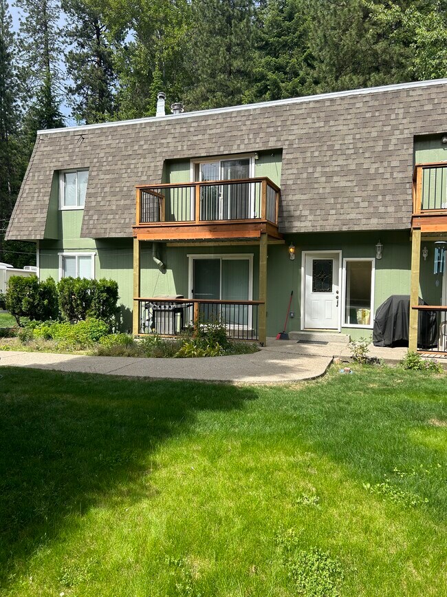 Building Photo - 408 E Yellowstone Ave