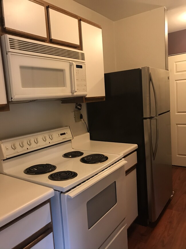Building Photo - 1806 Hemlock Pl