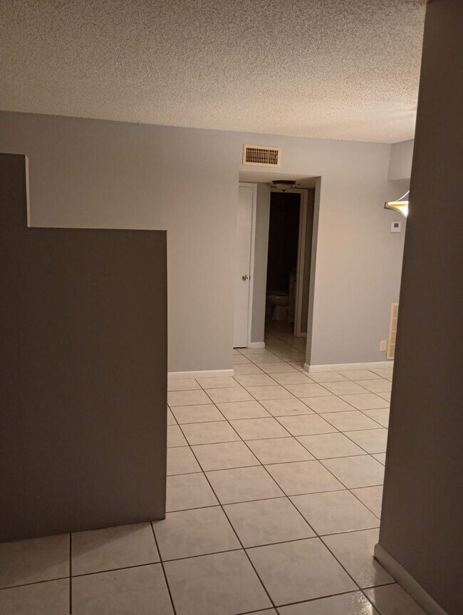 Foto del edificio - Spacious 1 Bedroom + Den, 1 Bathroom in No...