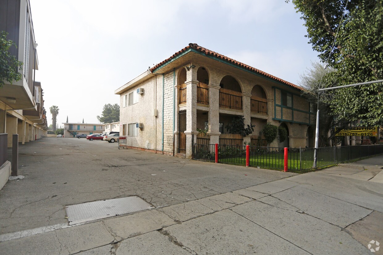Saticoy Royale Apartments in Van Nuys, CA
