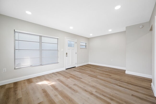 Building Photo - Renovated OVERSIZED 2 Bed/2 Bath at 140 Da...