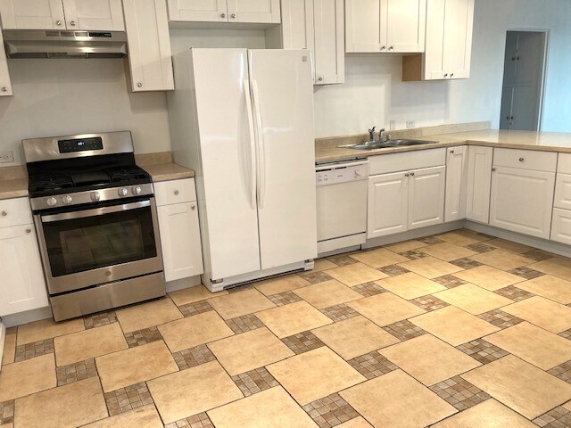 Kitchen + Kitchen island - 445 E Main St