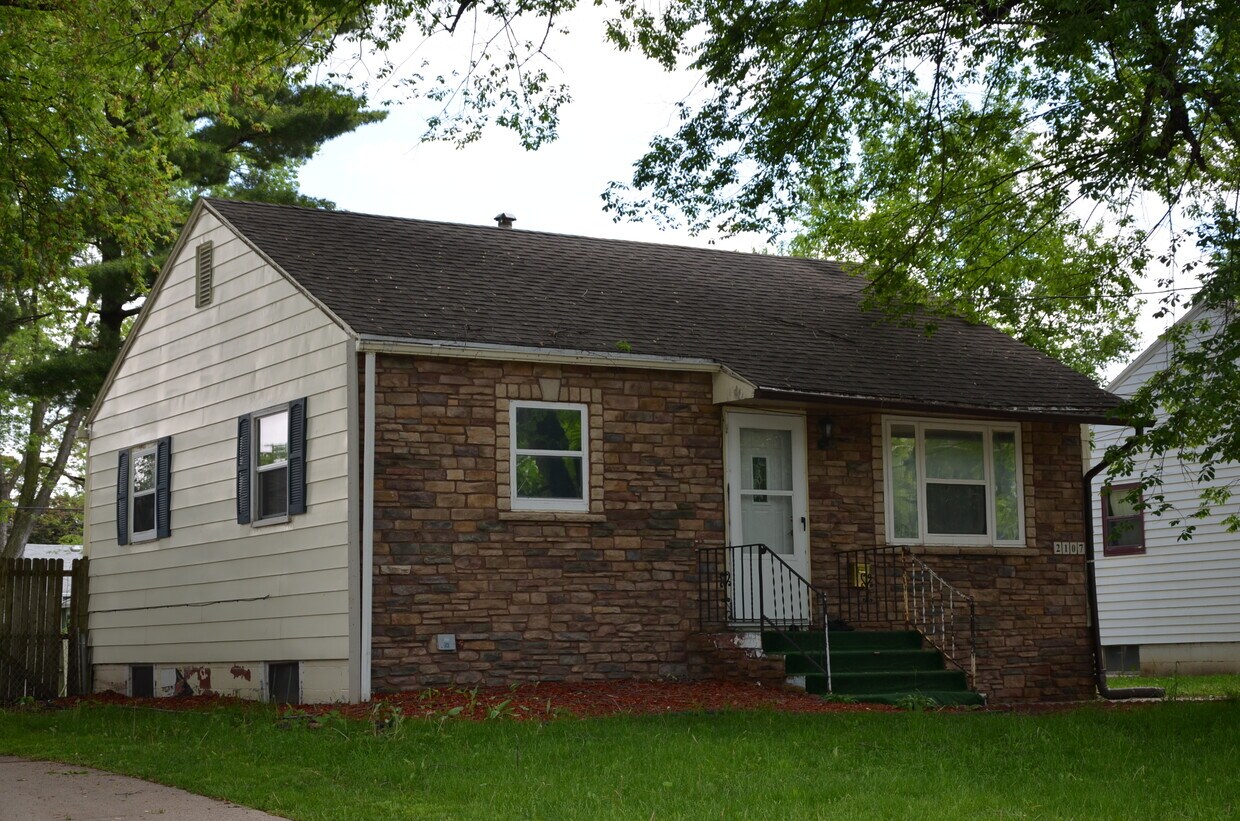 2 bedrooms, 1 bath, finished basement with 2 rooms and 1 bathroom - 2107 60th St