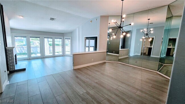 Foto del edificio - 7163 Mission Hills Dr