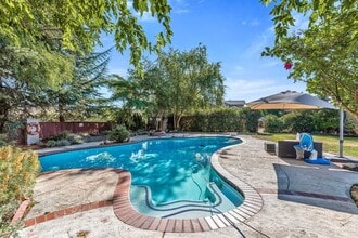 Building Photo - 400 Clay St