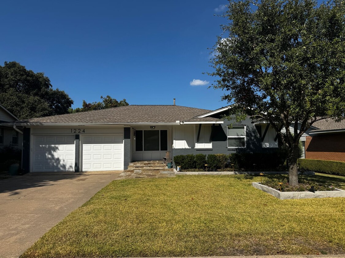 Primary Photo - Updated 3 bed 2 bath with outdoor living a...