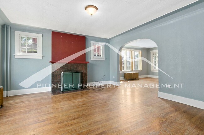 Foto del edificio - Upper Duplex with 2 Car Garage and Private...